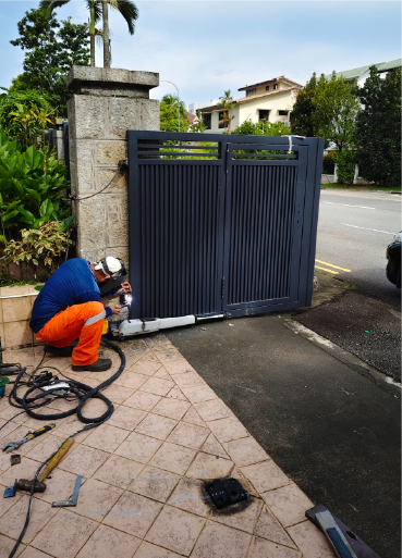 Metal gate installation at Jalan Binchang